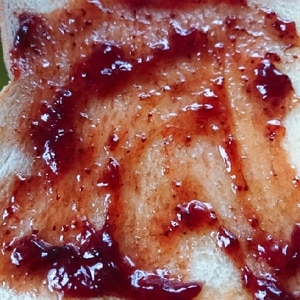 苺ジャムとマーガリンのトースト